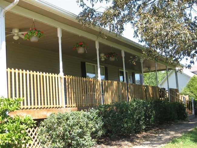 Building Photo - 1611 Sportsman Lake Rd