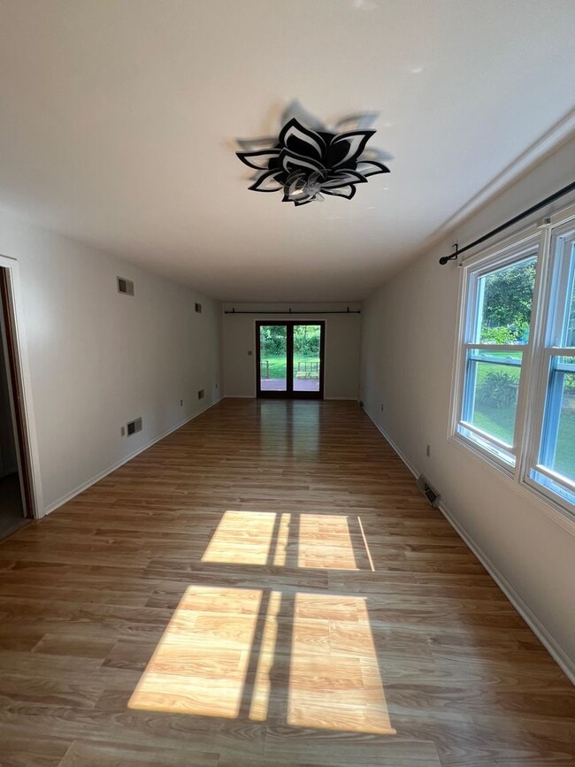 Building Photo - 2 Bedroom Townhome in Carlisle