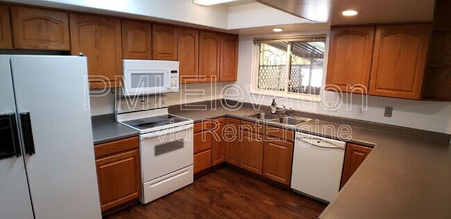 Building Photo - 9025 Mansfield Ave