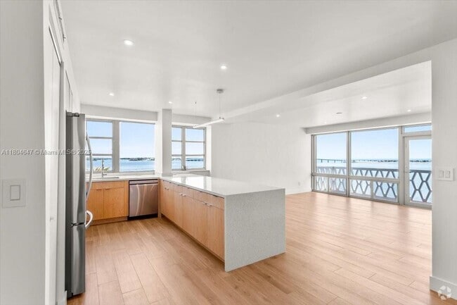Building Photo - 1430 Brickell Bay Dr