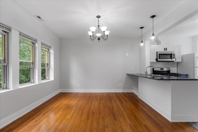 Building Photo - 2 bedroom in Chicago IL 60618