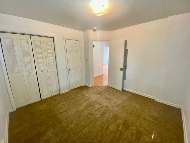 Foto del edificio - 4 bedroom house  Close to EMU in Ypsilanti- Available Fall 2026