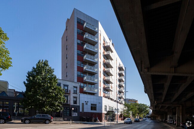 Foto del edificio - 240 Meeker Ave