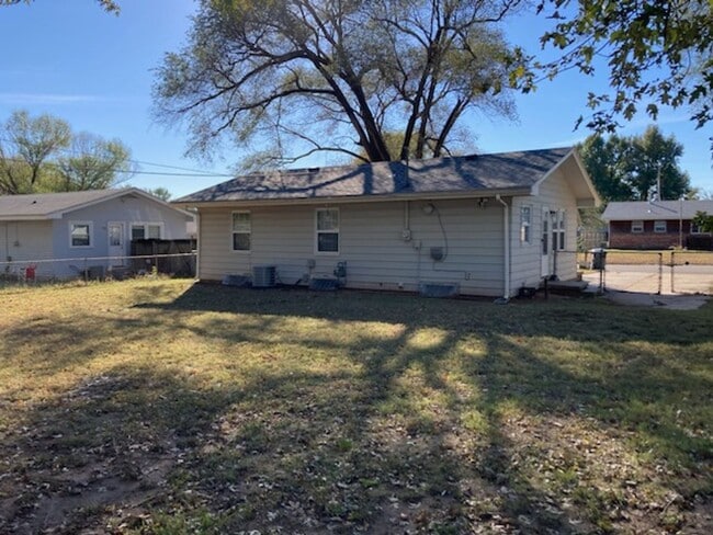 Building Photo - 3 Bedroom and 1 Bath House in Haysville