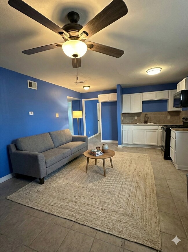 Building Photo - 516 Holiday Dr