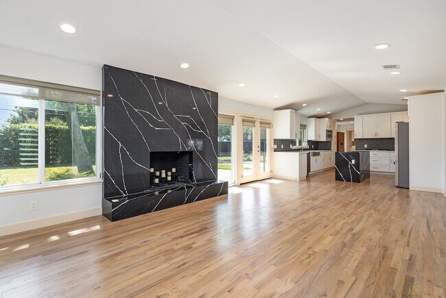 Foto del edificio - 5710 Forest Ln