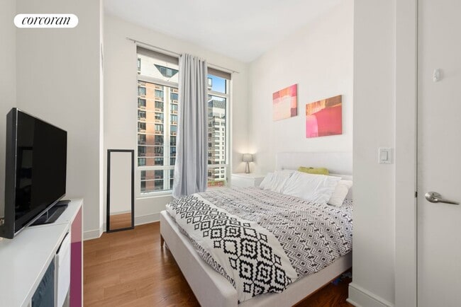 Building Photo - 250 E 49th St