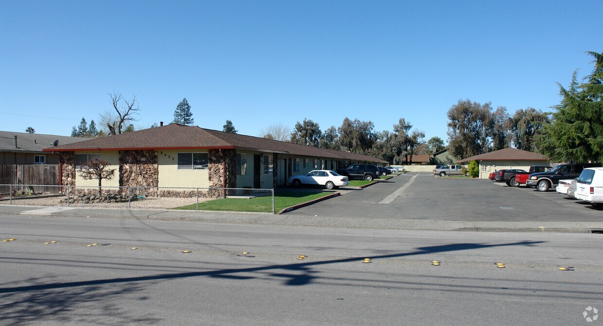 2425 Corby Ave. - 2425 Corby Ave