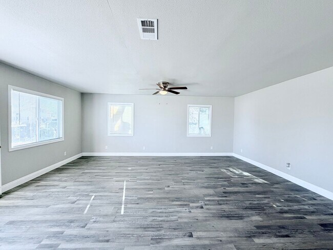 Building Photo - Charming 3-Bedroom Home – Move-In Ready