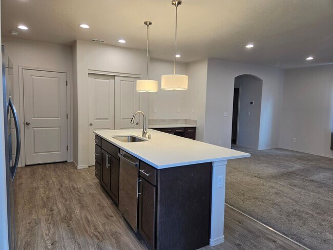 Foto del edificio - 2-story 3 bed 2.5 bath with garage