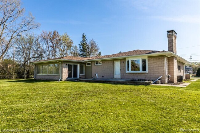 Building Photo - 6425 Wellesley Dr