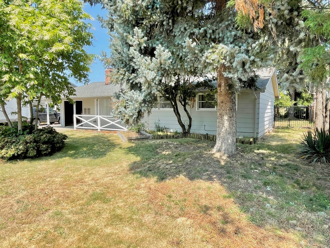 Foto principal - Centennial Remodeled Ranch Home with Large...