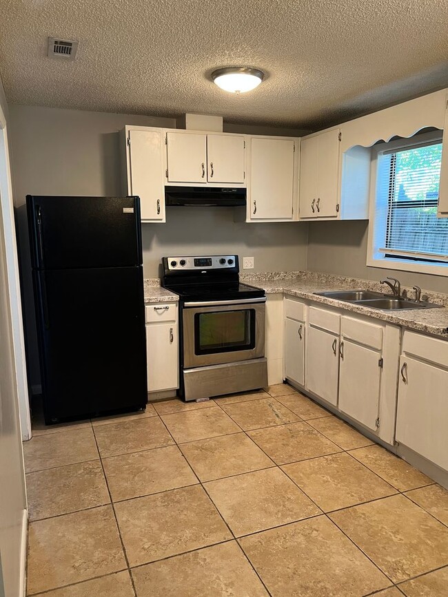 Building Photo - 3BR/2BA Home Available Immediately
