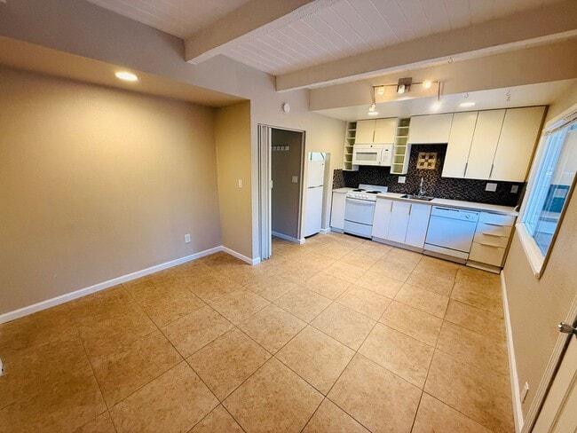 Foto del edificio - Pet friendly 1 bedroom unit with washer /dryer