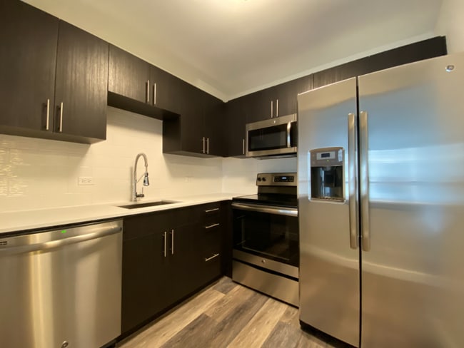 Building Photo - 1 E Delaware Pl