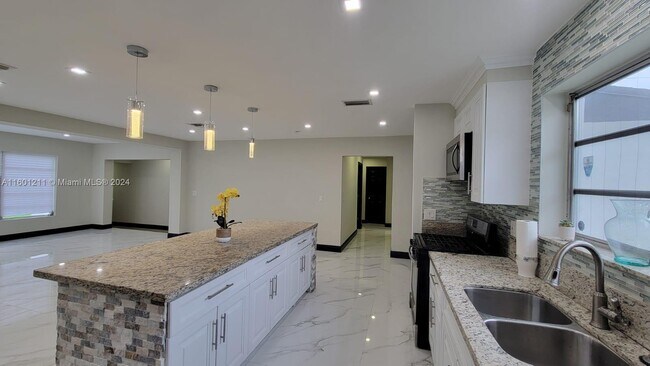 Foto del edificio - 2565 NE 207th St