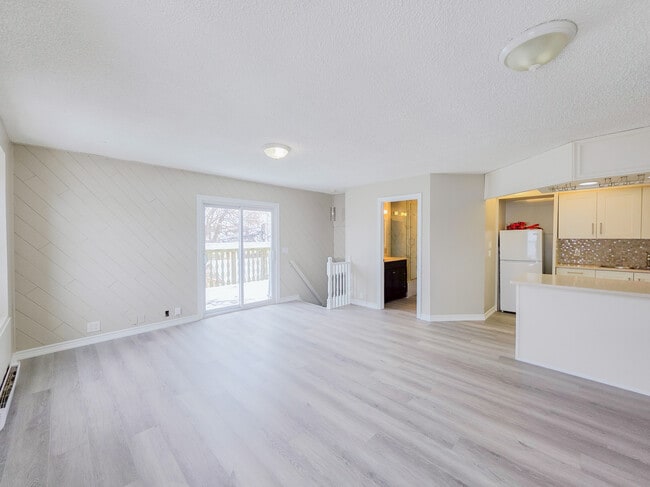 Photo du bâtiment - ***UTILITIES INCLUDED***Freshly Renovated Upper-Level Unit (2 Bed, 1.5 Bath)