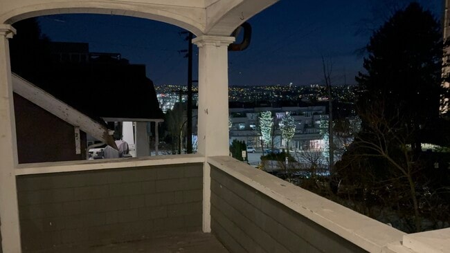 Building Photo - 306 Esmond Av