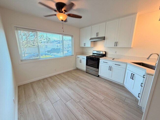 Foto del edificio - Completely Remodeled 2 Bed, 1 Bath in San Pedro w/ Garage Parking!