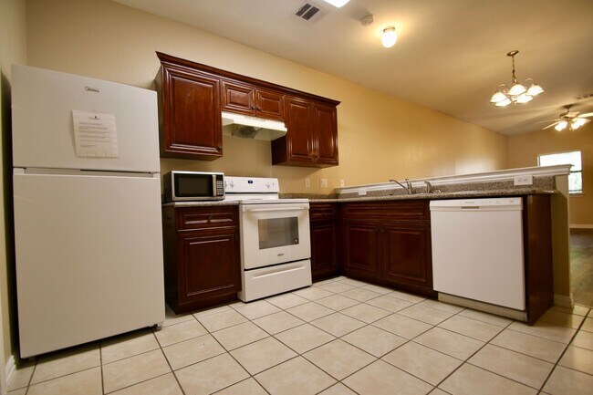 Building Photo - 3116-3118 S Cherry Ln