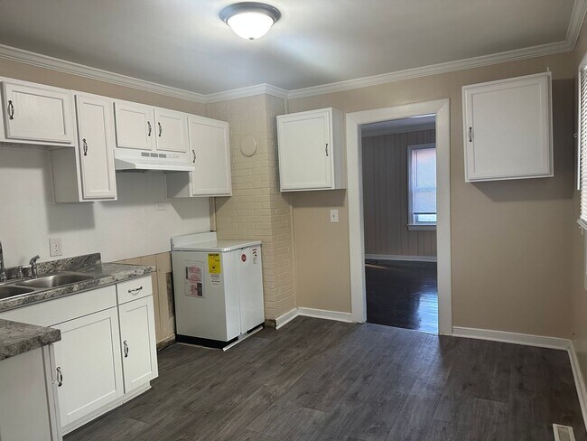 Building Photo - FOUR BEDROOM HOME WITH FENCED YARD!