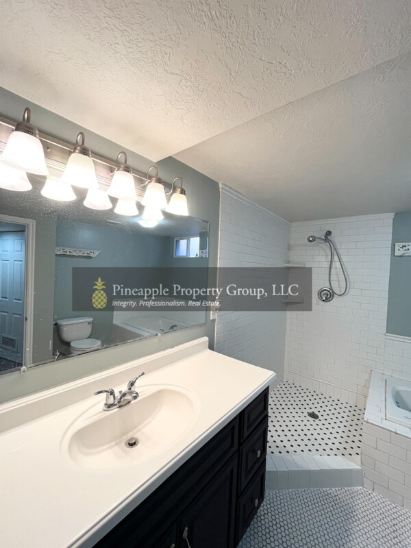 Foto del edificio - 1765 White Ave