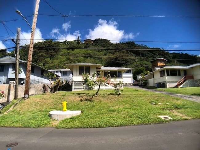 Building Photo - Spacious and Quiet 2 Bed 1 Bath 1 Parking ...