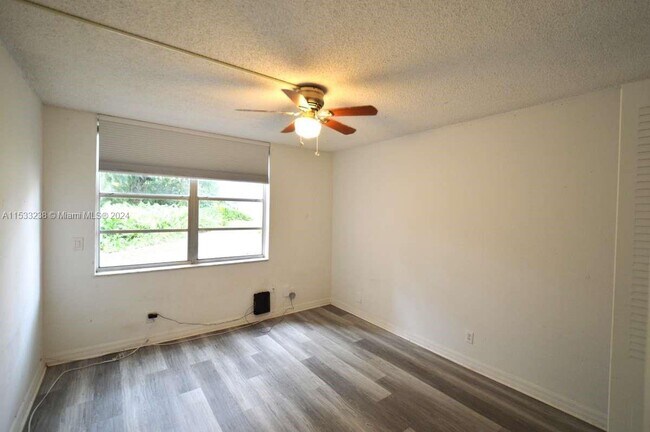 Foto del edificio - 9440 Live Oak Pl