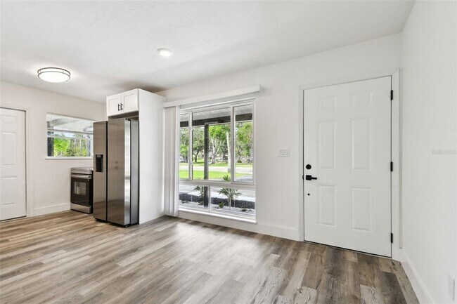 Foto del edificio - 4461 Shore Acres Blvd NE