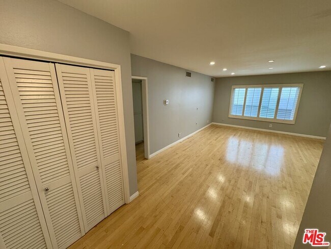 Building Photo - 1250 Kings Rd