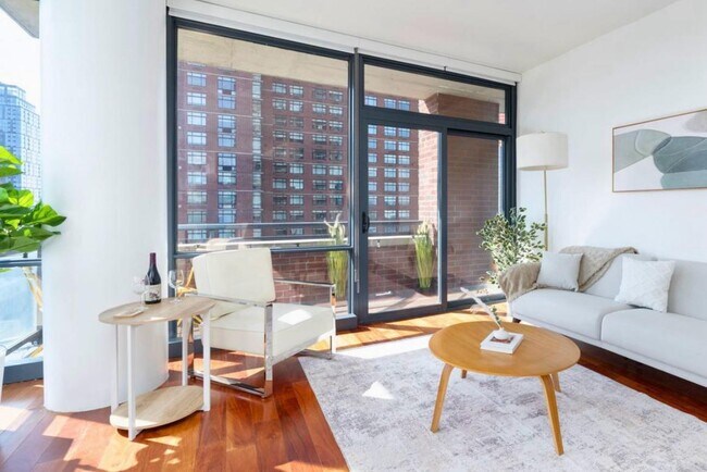 Living Room with access to long running terrace - 389 Washington St