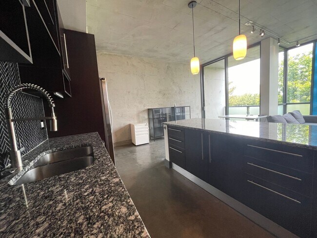 Foto del edificio - Awesome 1BR Loft Style Condo Overlooking Midtown!