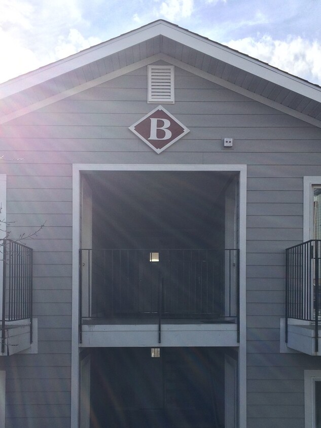 3 Bd/2 Ba Condo on College Hill! One mont... - 3 Bd/2 Ba Condo on College Hill!  One mont...