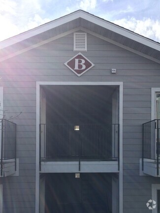 Building Photo - 1645 NE Merman Dr
