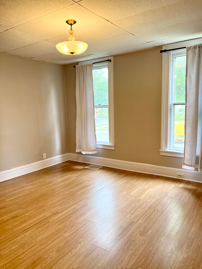 Living Room - 300 S William St