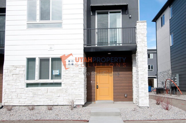 Building Photo - 1029 W 400 S
