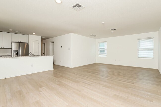 Foto del edificio - First time rental. Newer build home locate...