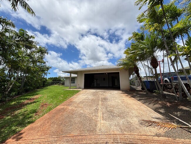 Foto del edificio - [4 Bed 2 Bath] Single Family Home with Large Backyard in Prime Aiea Location