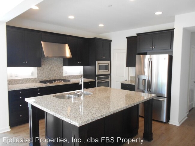 Building Photo - 4 br, 3.5 bath House - 13407 Red Oak Way