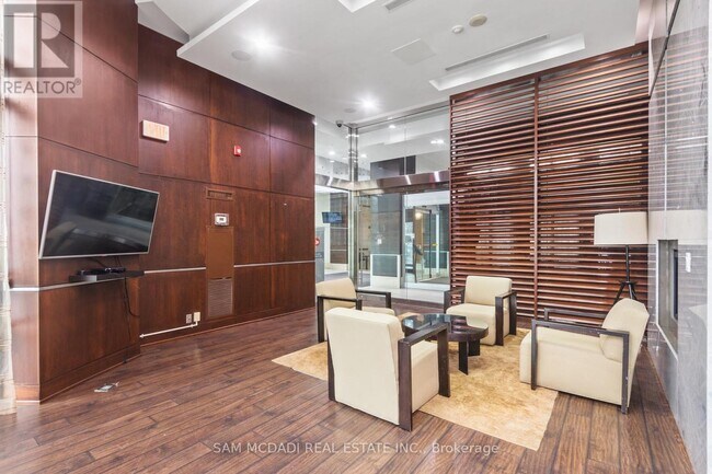 Photo du bâtiment - 330 Burnhamthorpe Rd W