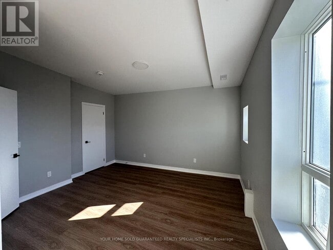 Building Photo - 9 Wellington St E