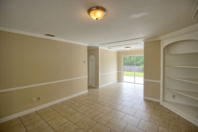 Photo - 323 Elm Dr House