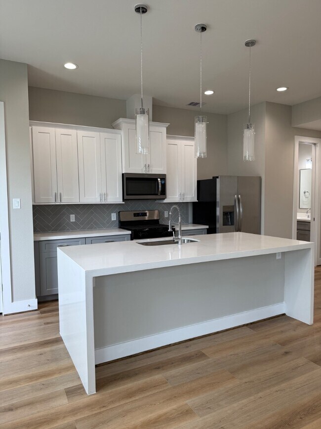 Foto del edificio - 8111 Esther Acres Ln