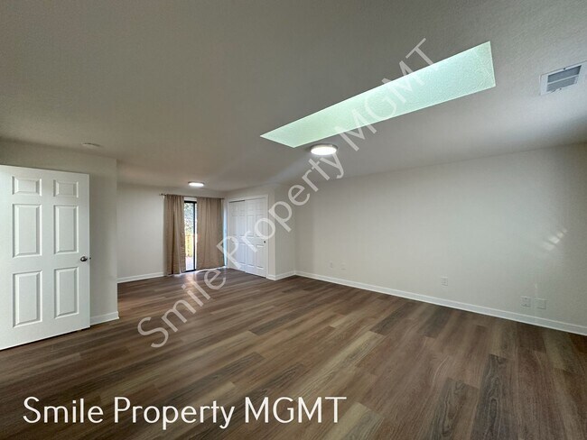 Building Photo - Great Size House