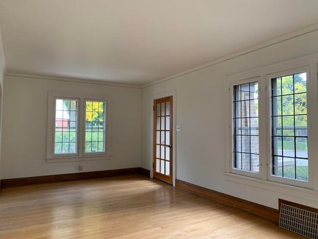 Building Photo - 4 Bedroom Single-Family House in Shorewood