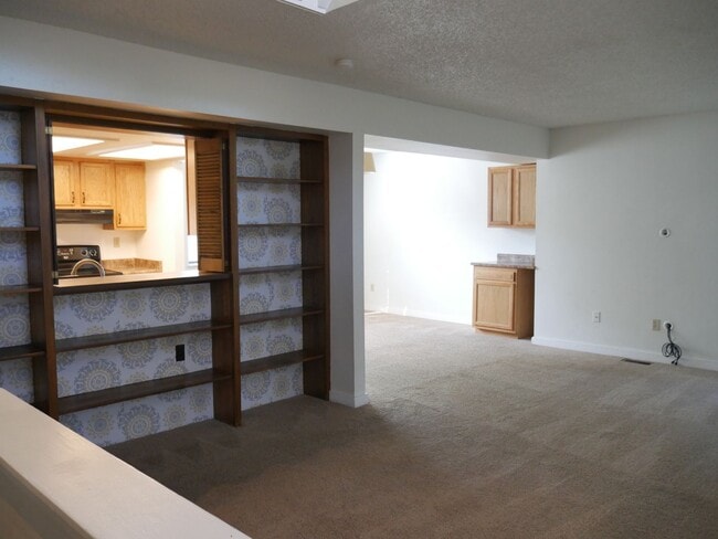 Building Photo - 4 bed/2.5 bath home