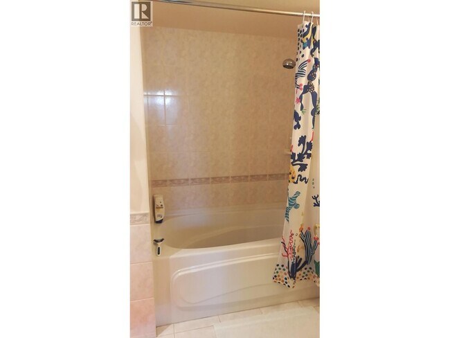 Photo du bâtiment - 5615 Hampton Pl