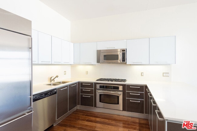 Building Photo - 801 S Grand Ave