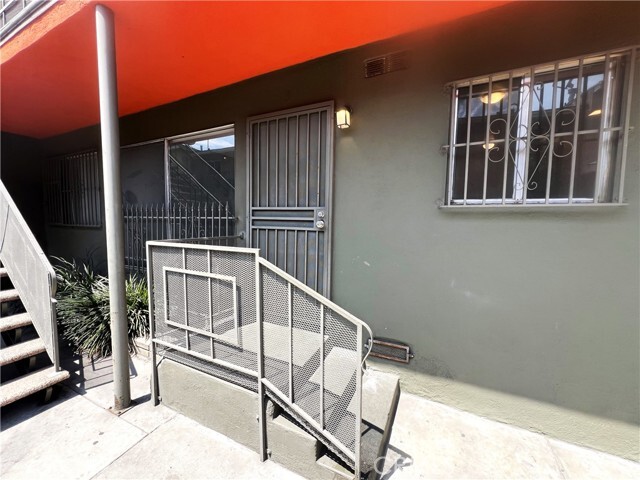 Building Photo - 620 W 82nd St