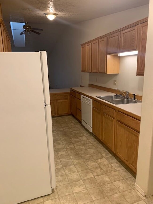 Building Photo - Duplex on Benjamin Ave